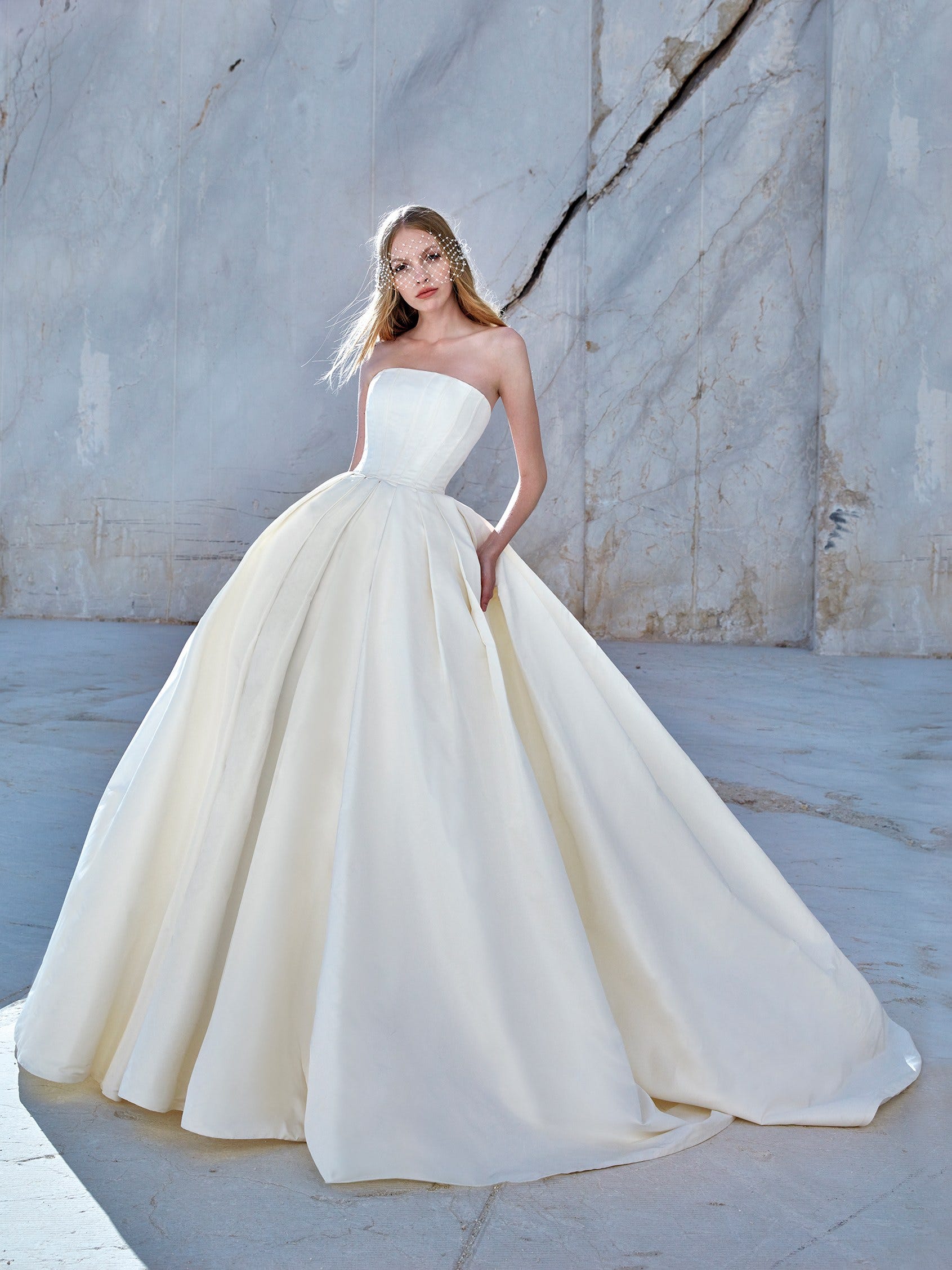 LAURETTA | Princess-cut wedding dress with V-neck | Nicole